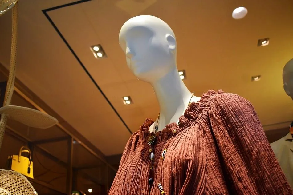 Bluzki damskie z krawatem – stylizacja inspirowana męskim stylem