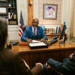 Prawnik udziela porady prawnej małżeństwu w kancelarii