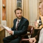 Prawnik w garniturze omawia dokumenty spadkowe w biurze