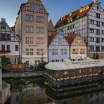 Gdańsk nad Motławą z zabytkowymi kamienicami odbijającymi się w wodzie