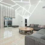 Nowoczesny salon z dużą sofą i stolikiem przy panoramicznych oknach