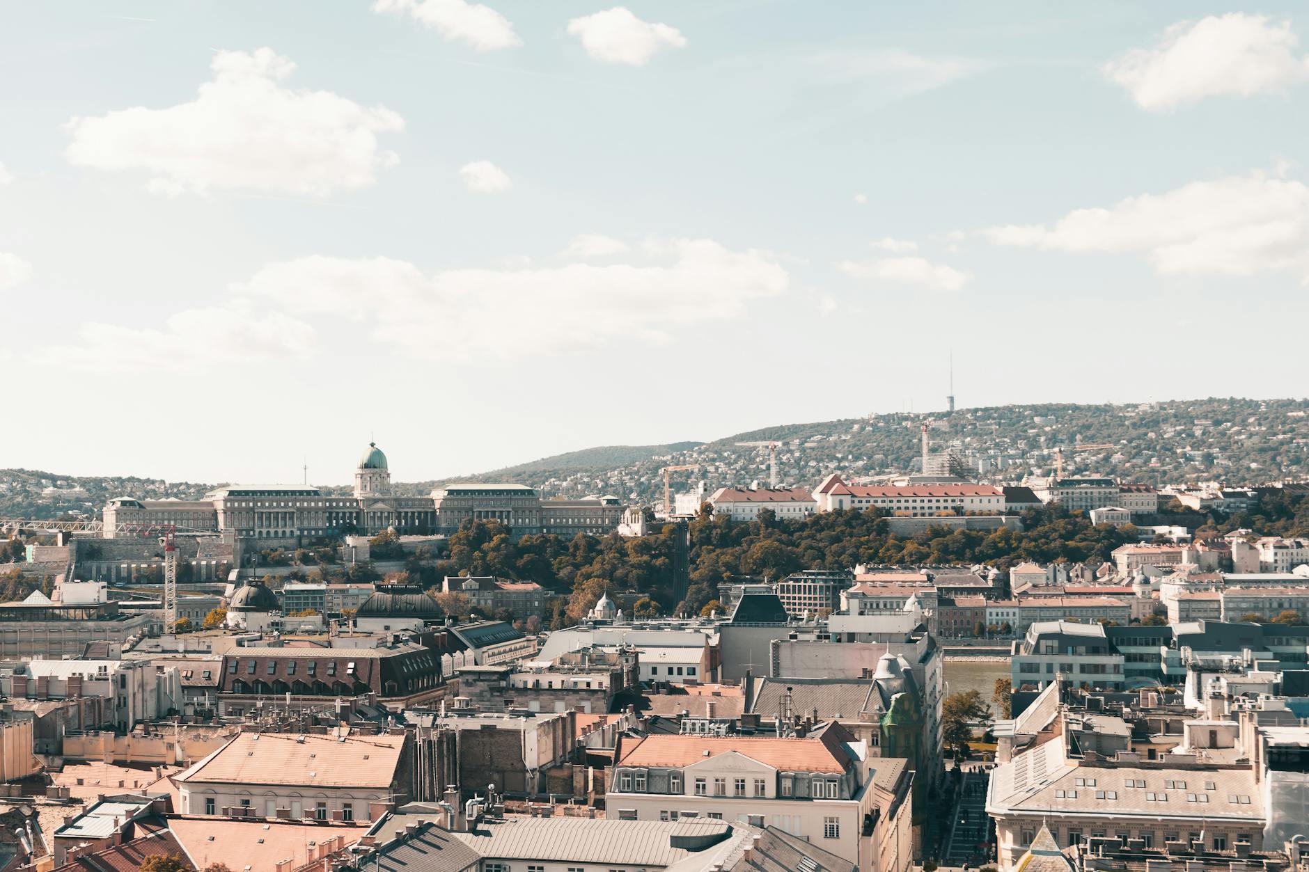 Panorama Budapesztu z historyczną zabudową w słoneczny dzień