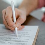 Podpisywanie aktu darowizny działki u notariusza