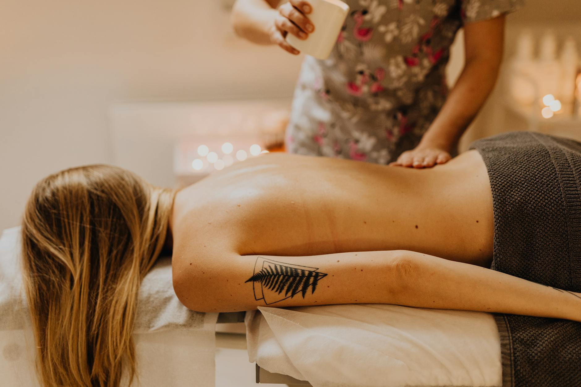 Profesjonalna masażystka wykonuje relaksacyjny masaż w spokojnym spa