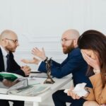 Prawnik pośredniczy w rozmowie rozwodowej z poruszoną parą