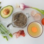 Produkty keto: szparagi, awokado, jajko, pomidor na blacie