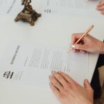 Podpisywanie dokumentów rozwodowych przy biurku u notariusza