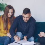 Małżeństwo omawia z doradcą finansowym zmianę ustroju majątkowego
