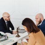 Poważna konsultacja prawna trzech osób w profesjonalnym biurze