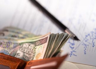 Polskie banknoty złotowe, długopis i dokument dotyczący kredytu hipotecznego