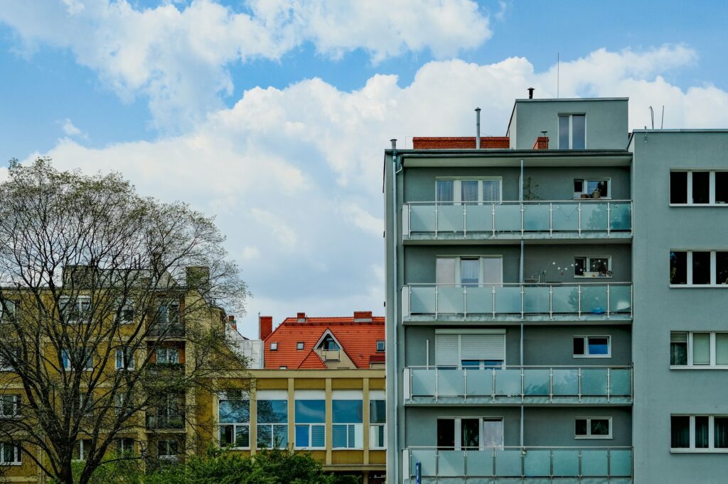 Sprzedaż mieszkania z kredytem hipotecznym – jakie formalności u notariusza?